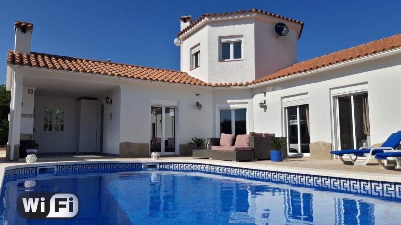 Villa Voor 8 Personen Met Zwembad *